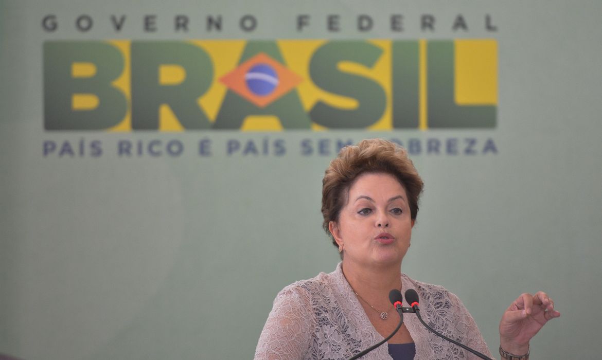 Presidenta Dilma Rousseff, participa da cerimônia de contratação da terceira etapa das ações de saneamento do PAC 2 para municípios com até 50 mil habitantes (Wilson Dias/ Agência Brasil)