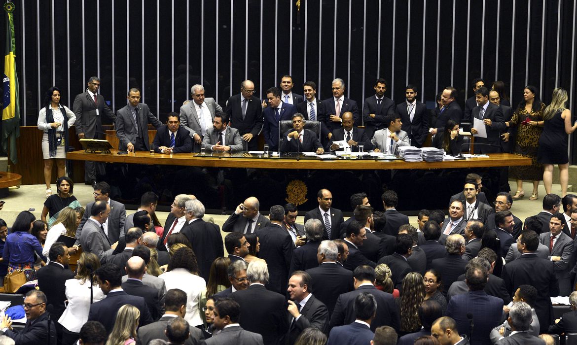 Brasília - Plenário do Congresso Nacional aprovou o PLN 5/2015, que altera a meta fiscal de 2015 com déficit primário de até R$ 119,9 bilhões. O texto segue para promulgação imediata (Valter Campanato/Agência Brasil)