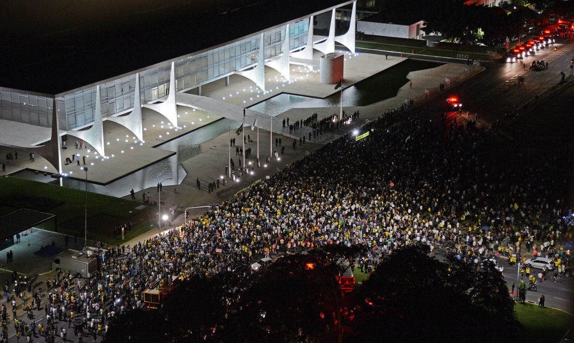 Brasília - Protesto contra a nomeação do ex-presidente Lula como ministro da Casa Civil, em frente ao Palácio do Planalto (Fabio Rodrigues Pozzebom/Agência Brasill)