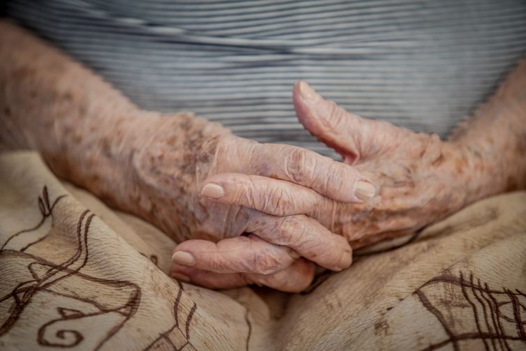 Family members bear 73% of costs of care for dementia in Brazil - Vimarsana News