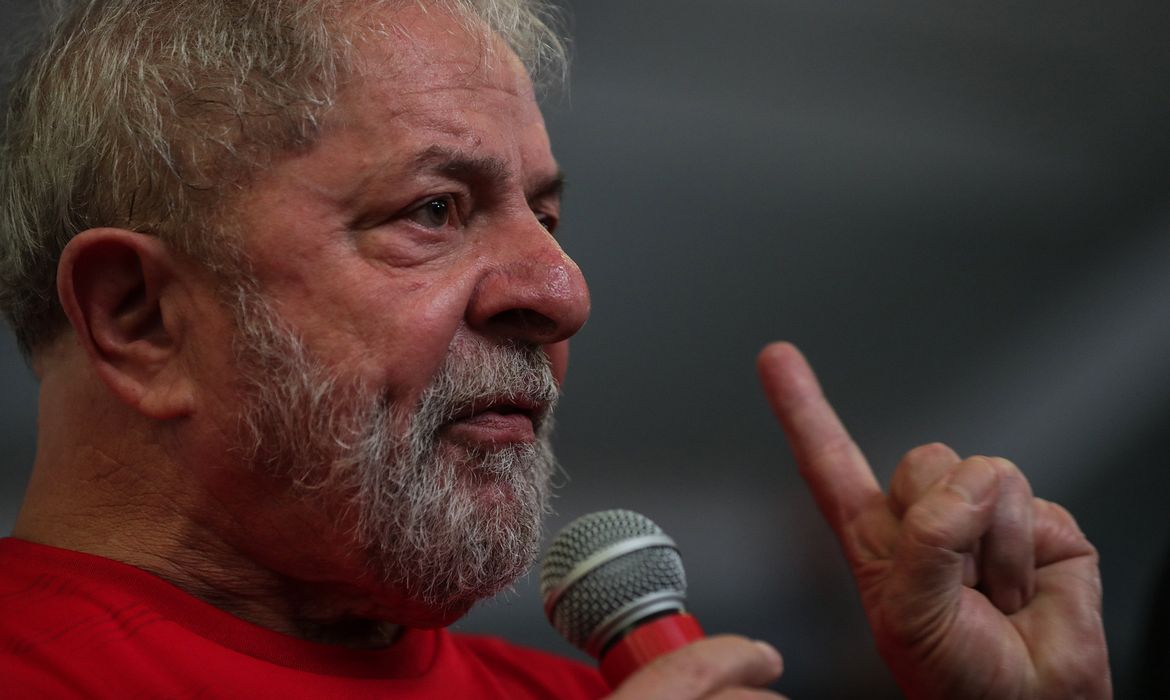 Ex-presidente Luiz Inácio Lula da Silva discursa no Sindicato dos Metalúrgicos do ABC, em São Bernardo do Campo, onde acompanha julgamento de recurso contra condenação no caso do triplex do Guarujá (EFE/Fernando Bizerra Jr/Direitos
