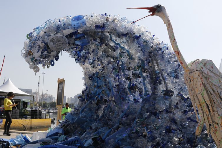Escultura de onda feita com resíduos reciclados na Glocal Experience, que debate propostas dos objetivos de desenvolvimento sustentável da ONU, na Marina da Glória. 