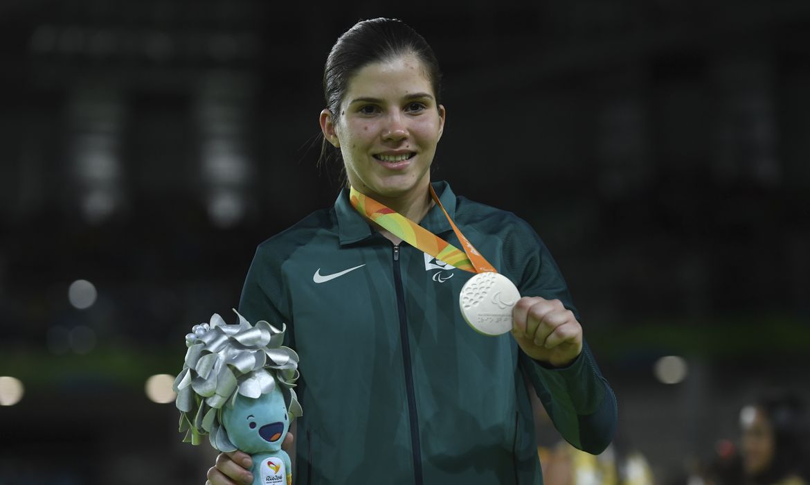 Rio de Janeiro - A brasileira Alana Martins Maldonado recebe medalha de prata no judô categoria até 70 kg na Paralimpíada Rio 2016 (Tomaz Silva/Agência Brasil)