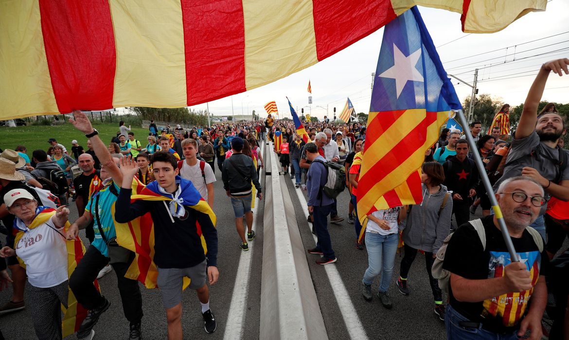 Catalan demonstrators wearing and waving Esteladas (Catalan separatist flags) chant slogans as they march during Catalonia's general strike in El Masnou, Spain, October 18, 2019.  REUTERS/Albert Gea