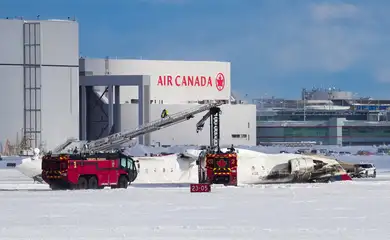 First responders work at the Delta Air Lines plane crash site at Toronto Pearson International Airport in Mississauga, Ontario, Canada February 17, 2025. Reuters/Arlyn McAdorey/Proibida reprodução