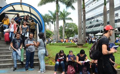 São Paulo - Estudantes chegam à Universidade 9 de Julho (Uninove) para o segundo dia de provas do Exame Nacional do Ensino Médio (Enem), em Barra Funda, zona oeste. (Rovena Rosa/Agência Brasil)