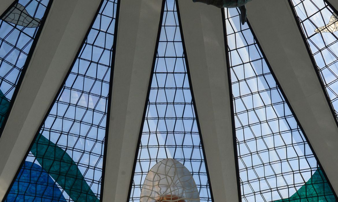 Brasília - Vitrais da Catedral de Brasília, de autoria da artista franco-brasileira Marianne Peretti. A cidade receberá uma exposição da artista a partir do 5, no Museu Nacional da República (Fabio Rodrigues Pozzebom/Agência Brasil)