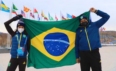 Jaqueline Mourão e Edson Bindilatti são os porta-bandeiras do Brasil na Olimpíada de Inverno - Jogos - Pequim 2022