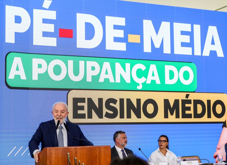 Brasília (DF), 26/01/2024,  O presidente Lula, apresenta o programa pé de meia para setoristas de educação, no Palácio do Planalto. Foto: Jose Cruz/Agência Brasil