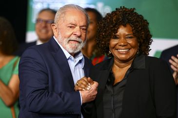 O presidente eleito, Luiz Inácio Lula da Silva, e a futura ministra da Cultura, Margareth Menezes, durante anúncio de novos ministros que comporão o governo.