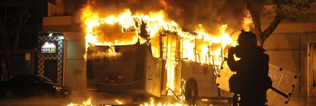 Ônibus pega fogo em Passeata de professores grevistas
