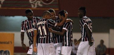Douglas, Henrique Dourado e Sornoza marcaram os gols do Fluminense