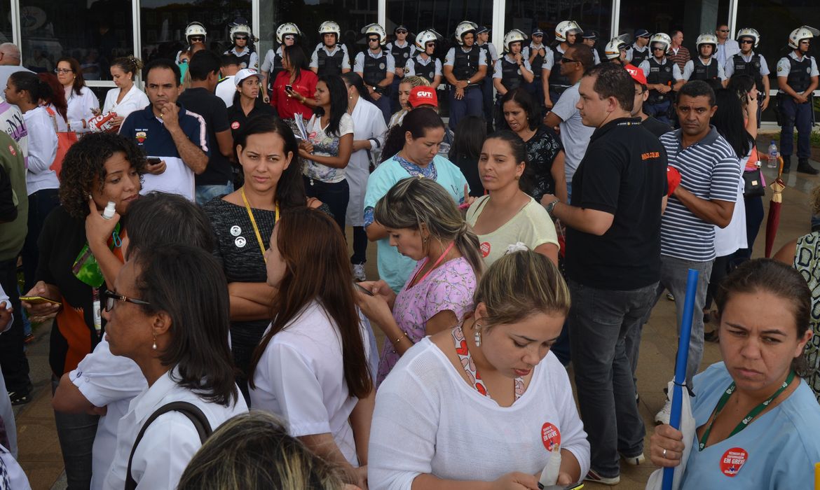 Funcionários da Educação e Saúde do Governo do Distrito Federal, fazem manifestação em frente ao Palácio do Buriti(Wilson Dias/Agência Brasil)
