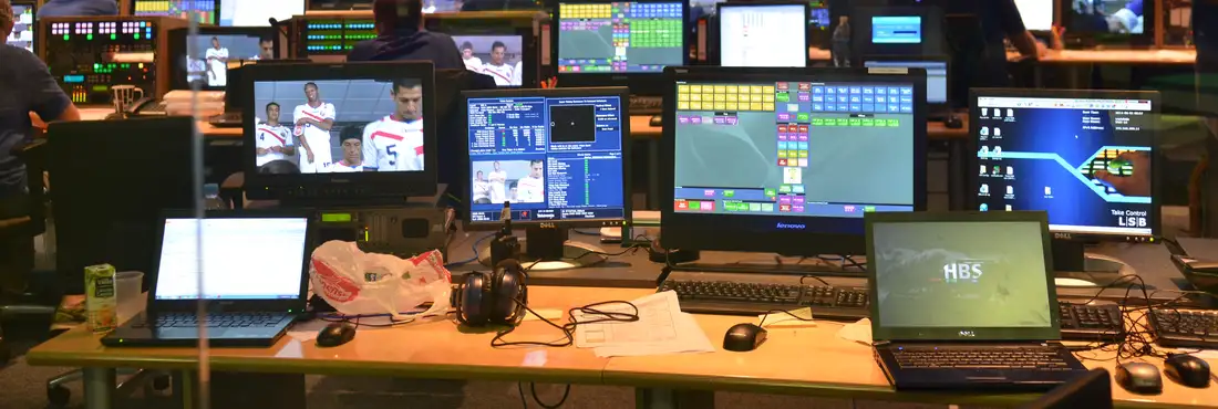 A sala do controle mestre (Master Control Room) é o “coração” do IBC, que monitora as câmeras dos estádios de todas as cidades-sede