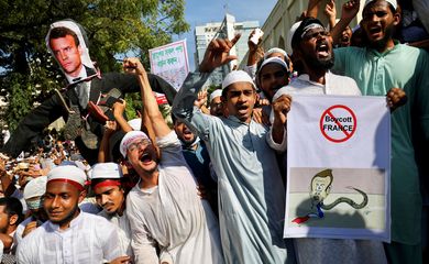 Muçulmanos participam de um protesto em Dhaka