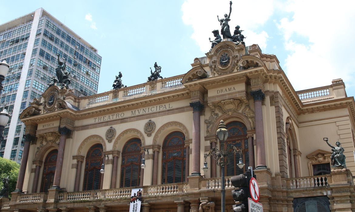 Fachada do Teatro Municipal de São Paulo na praça Ramos de Azevedo.