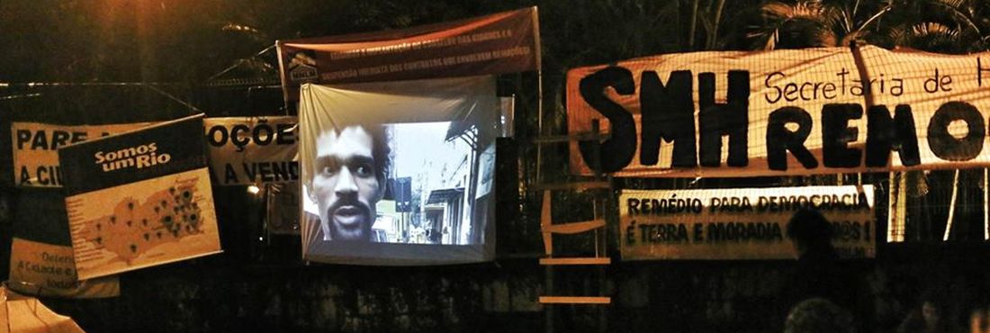 Manifestantes fazem vigília na porta da casa do prefeito Eduardo Paes e exibem o filme Atrás da Porta, sobre a realidade das ocupações.