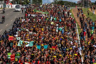 Brasília (DF) 23/04/2024 – Indígena de várias etnias que participam do Acampamento Terra Livre 2024 marcham na Esplanada dos Ministérios com o eslogam #EmergênciaIndígena: Nossos Direitos não se negociam.
Foto: Marcelo Camargo/Agência Brasil