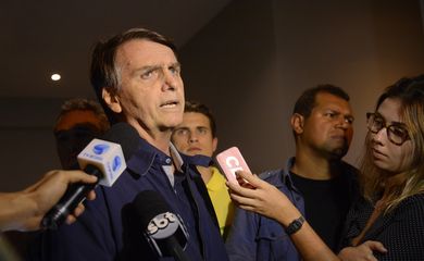 O candidato do PSL à Presidência da República, Jair Bolsonaro, fala à imprensa após gravação de campanha, no bairro Jardim Botânico, Rio de Janeiro.