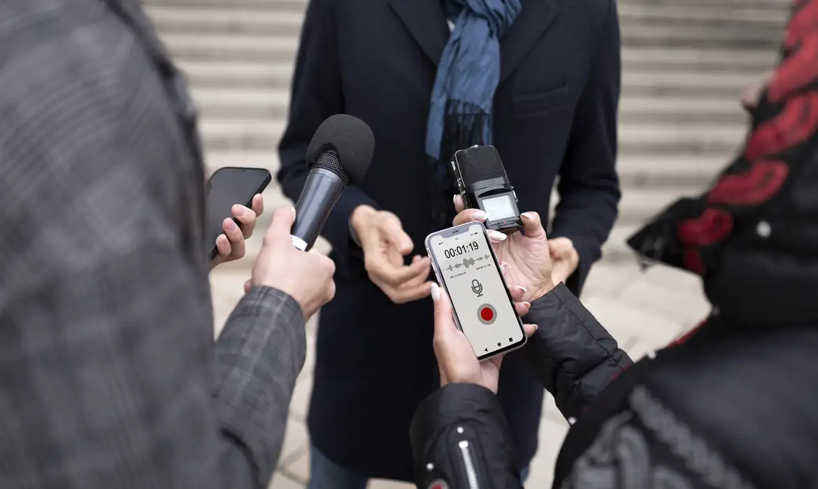 Freepick Entrevista com microfones. Foto: Freepick