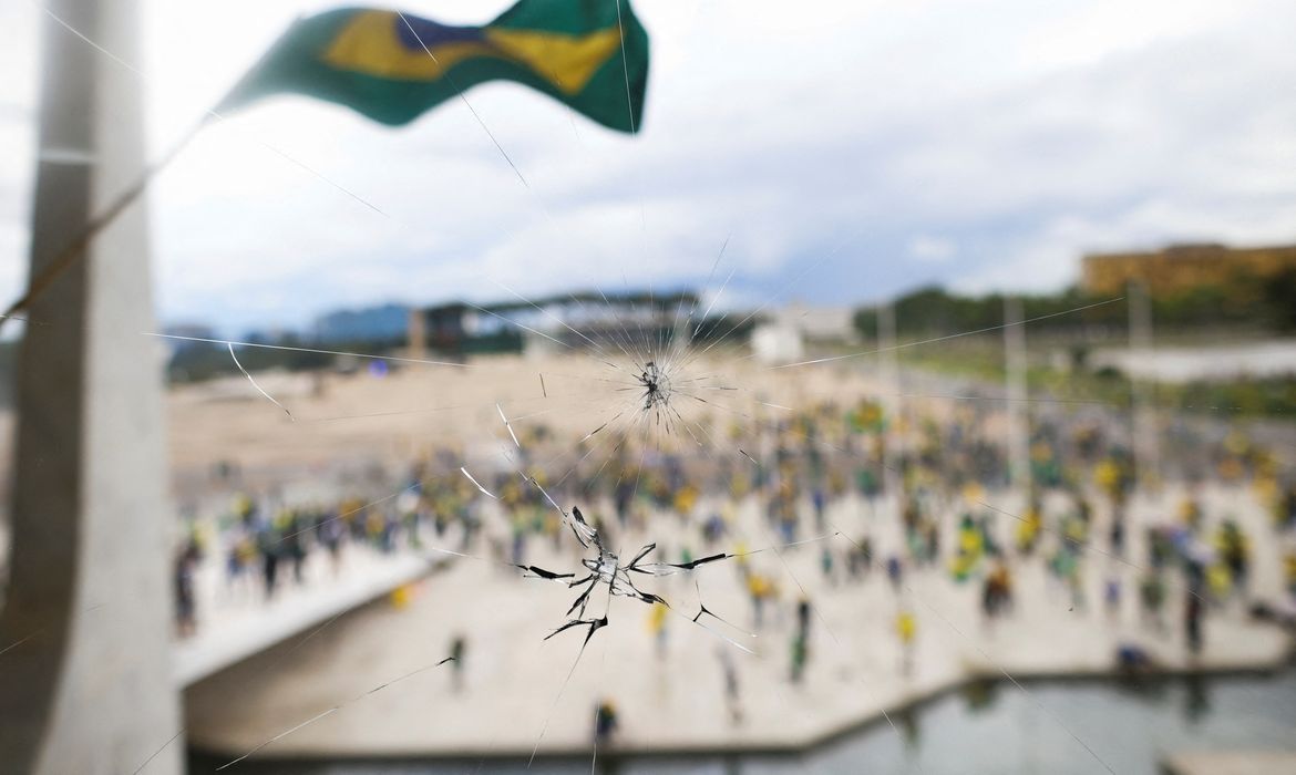 Apoiadores de Bolsonaro invadem prédios em Brasília durante protesto
