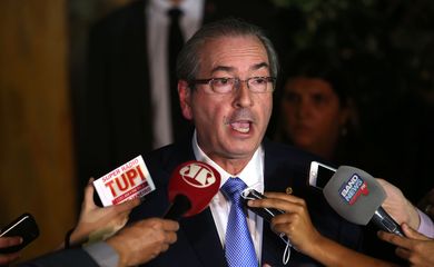 Brasília - Eduardo Cunha concede entrevista sobre a decisão do Supremo Tribunal Federal de manter seu afastamento do mandato de deputado federal e da presidência da Câmara (Fabio Rodrigues Pozzebom/Agência Brasil)