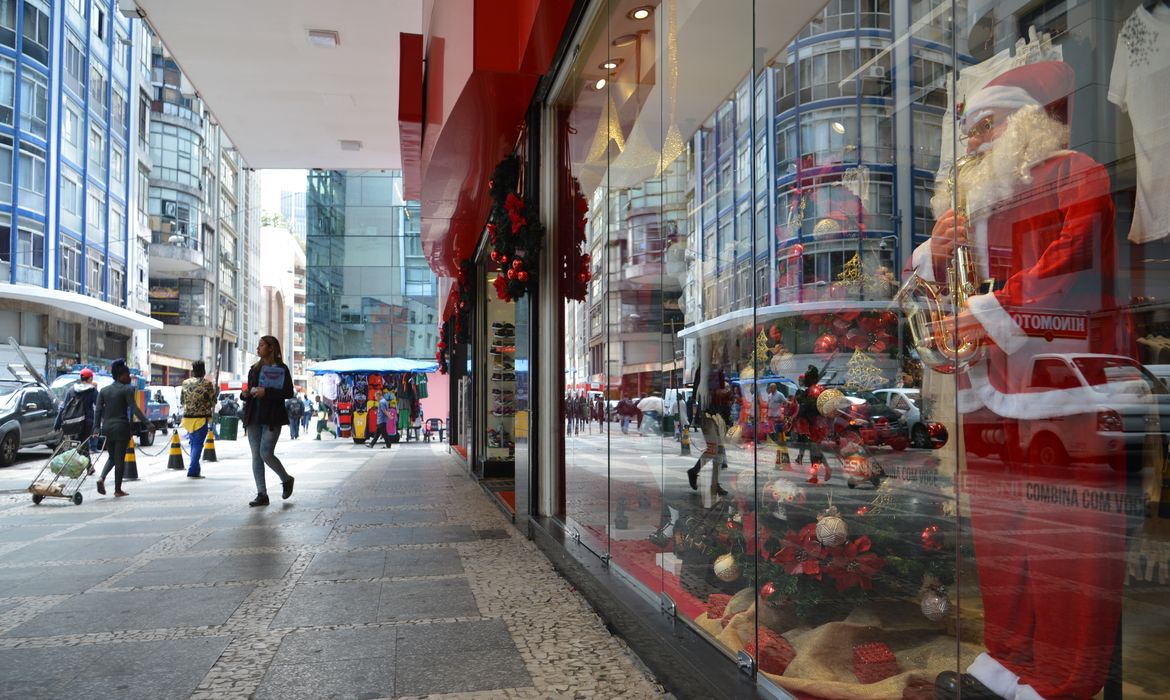 São Paulo - Comércio do centro da capital se prepara para as vendas de Natal (Rovena Rosa/Agência Brasil)