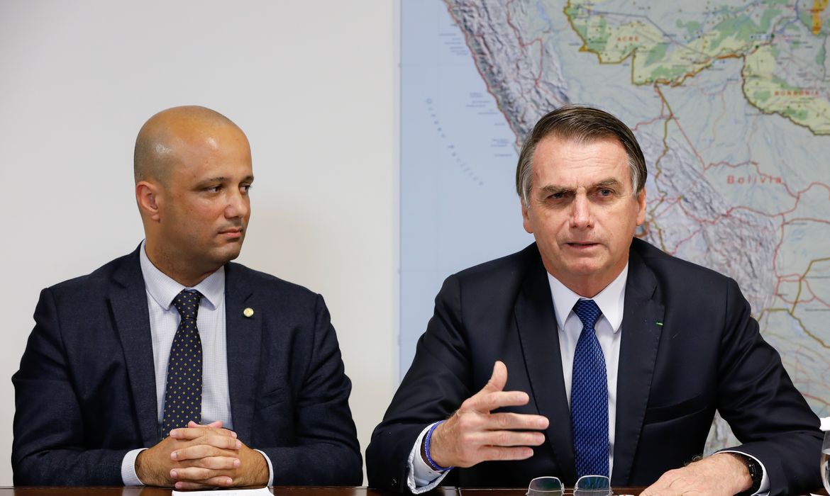 O presidente Jair Bolsonaro faz transmissão ao vivo ao lado do líder do governo na Câmara, Major Vitor Hugo.