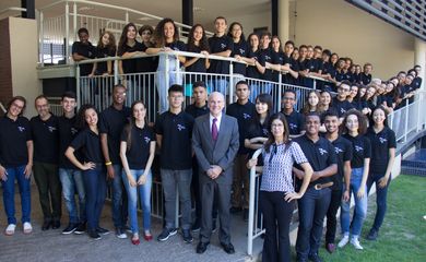 Brasília - 50 estudantes da rede pública de todo o Brasil posam para a foto oficial com o embaixador dos EUA P. Michael McKinle. Eles foram selecionados para participar da 16ª edição do Programa Jovens Embaixadores - intercâmbio cultural de