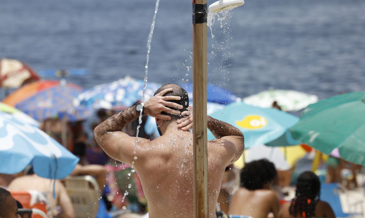 Rio de Janeiro (RJ) 25/01/2025 – Frequentadores se refrescam na Praia do Flamengo durante semana com alerta de calor extremo. Foto: Fernando Frazão/Agência Brasil