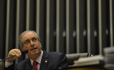 Brasília - O Presidente da Câmara, Eduardo Cunha, entra no plenário após falar com a imprensa sobre a representação contra ele no Conselho de Ética (Fabio Rodrigues Pozzebom/Agência Brasil)