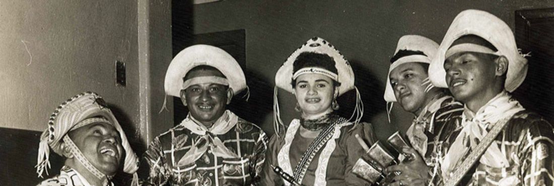 Gonzagão e seu conjunto Gonzagão se apresenta com o seu conjunto. Ao centro, Marinês, mãe do maestro Marcos Farias e comadre de Luiz Gonzaga. (foto do arquivo pessoal de Marcos Farias, afilhado de Luiz Gonzaga)
