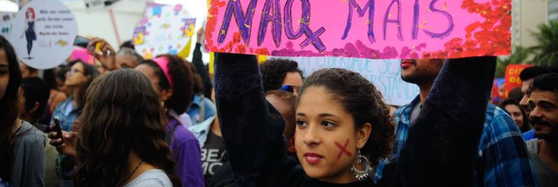 Ativistas defendem direitos das mulheres durante a passeata Marcha das Vadias na Praia de Copacabana