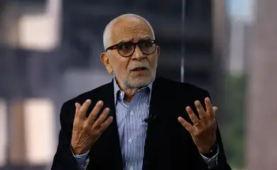 Rio de Janeiro (RJ), 06/12/2024 - Entrevista com o embaixador, José Alfredo Graça Lima, um dos primeiros negociadores do Brasil nas conversas entre o Mercosul e a União Europeia (UE), durante o telejornal  Repórter Brasil Tarde, da TV Brasil. Foto: Tânia Rêgo/Agência Brasil