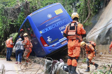 Temporal causa danos na cidade do Rio de Janeiro. Na avenida Niemeyer, que liga os bairros do Leblon e São Conrado, na zona sul, deslizamento atingiu um ônibus, que acabou tombando sobre a ciclovia na encosta da pista.