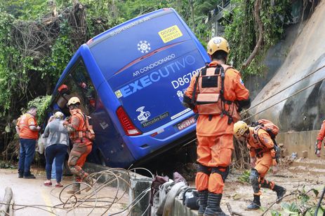 Temporal causa danos na cidade do Rio de Janeiro. Na avenida Niemeyer, que liga os bairros do Leblon e São Conrado, na zona sul, deslizamento atingiu um ônibus, que acabou tombando sobre a ciclovia na encosta da pista. 