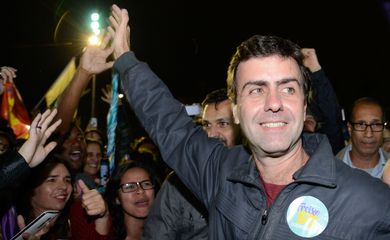 O candidato à Prefeitura do Rio de Janeiro Marcelo Freixo (PSOL) encontra eleitores nos Arcos da Lapa (Fernando Frazão/Agência Brasil)