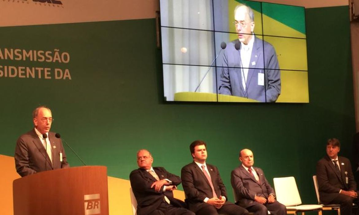O novo presidente da Petrobras, Pedro Parente, discursa na solenidade de transmissão de cargo