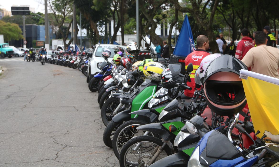 São Paulo (SP), 29/09/2023 - Concentração da 1ª greve dos entregadores por aplicativos em frente a sede da SindimotoSP, no Brooklin. Foto: Rovena Rosa/Agência Brasil