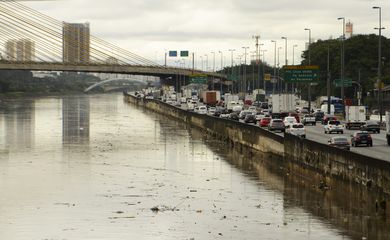 Trânsito e risco de alagamentos na Marginal Tietê.