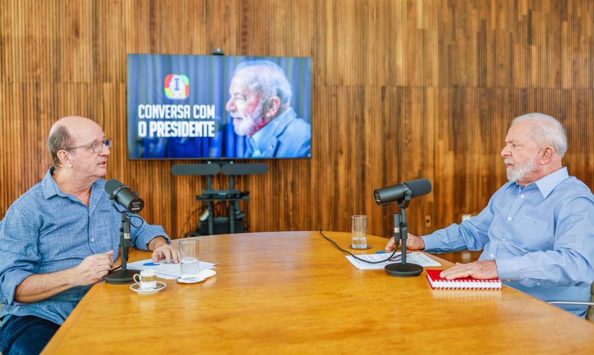 Brasília (DF) - Presidente Lula conversa com o jornalista Marcos Uchoa na estreia do programa Conversa com o Presidente. Foto: Ricardo Stuckert/PR