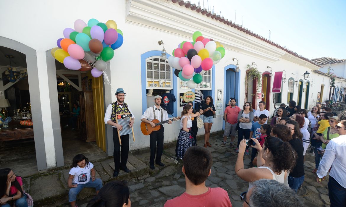 Tomaz Silva/Agência Brasil Paraty (RJ) - Sesc faz intervenção artística Poesias ao Vento, nas ruas da cidade, durante a Flip (Tomaz Silva/Agência Brasil)