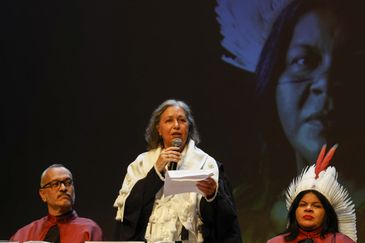 Tânia Rêgo/Agência Brasil Rio de Janeiro (RJ) 28/05/2025 - A reitora da Uerj, Gulnar Azevedo e Silva (c), discursa durante entrega título de Doutora Honoris Causa a ministra dos povos indígenas, Sonia Guajajara
Foto: Tânia Rêgo/Agência Brasil