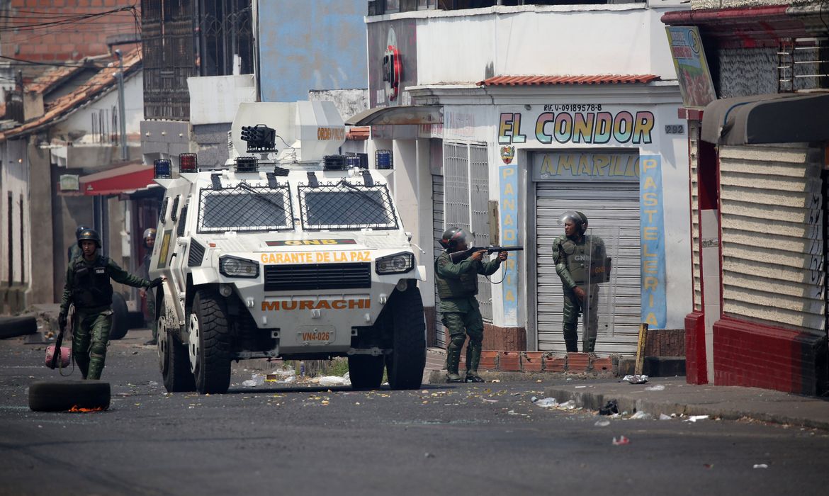 Forças de segurança venezuelanas se posicionam em confronto com manifestantes em Urena, na Venezuela