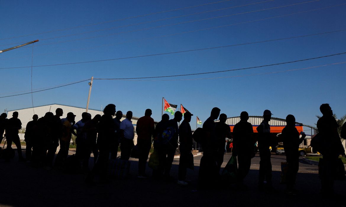 Trabalhadores palestinos aguardam na passagem de Erez, no norte da Faixa de Gaza, para cruzar em direção a Israel. REUTERS/Mohammed Salem