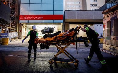 Paciente é levado a hospital em Toronto em meio à disparada de casos de Covid