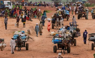 Pessoas fugindo da violência em Darfur Ocidental cruzam a fronteira para o Chade
04/08/2023 REUTERS/Zohra Bensemra