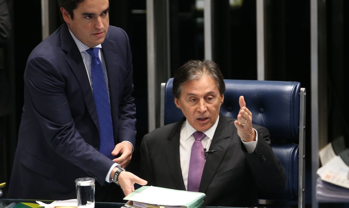 Brasília - O presidente do Senado, o senador Eunício Oliveira, durante a votação de vários projetos no Senado (Antonio Cruz/Agência Brasil)