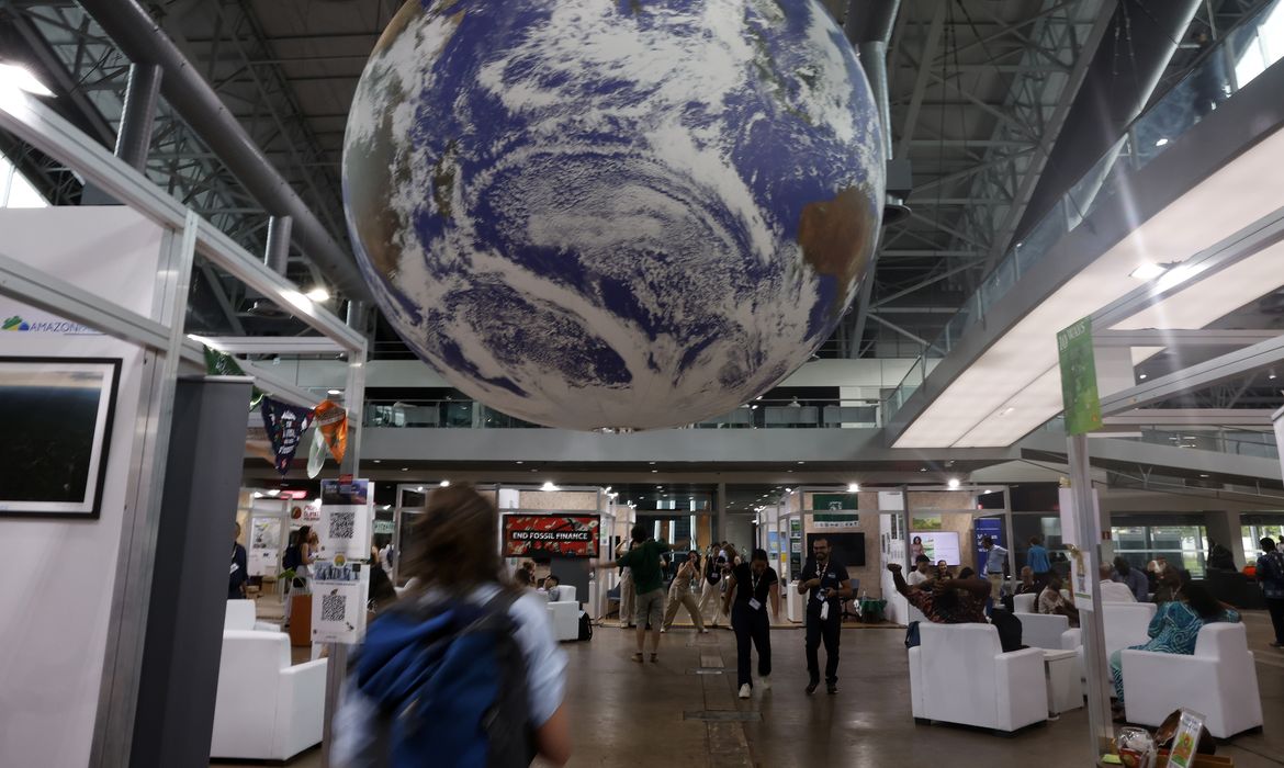 Belém (PA), 11/11/2025 - Globo terresta pendurado no teto de pavilhão da Blue Zone na Conferência das Nações Unidas sobre Mudanças Climáticas (COP 30), em Belém.  Foto: Tânia Rêgo/Agência Brasil