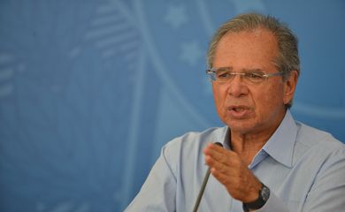 O ministro da Economia, Paulo Guedes. fala à imprensa no Palácio do Planalto